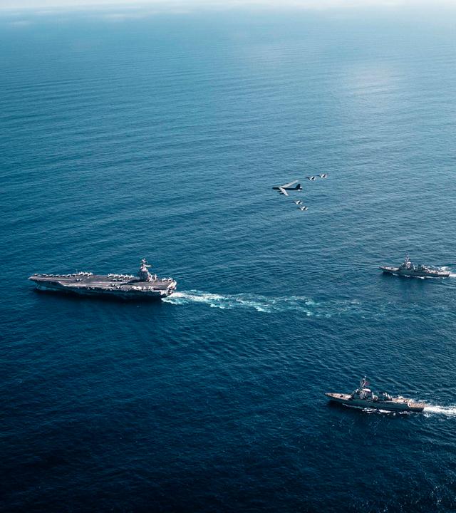 Die Gerald R. Ford Carrier Strike Group der US-Marine mit dem Flugzeugträger USS Gerald R. Ford (links)
