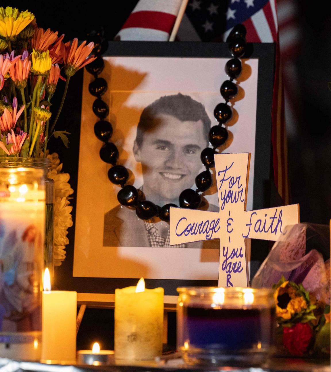 Menschen gedenken dem ermordeten Charlie Kirk mit Blumen, Kerzen und einen Portrait des US-Aktivisten.