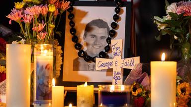 Menschen gedenken dem ermordeten Charlie Kirk mit Blumen, Kerzen und einen Portrait des US-Aktivisten.