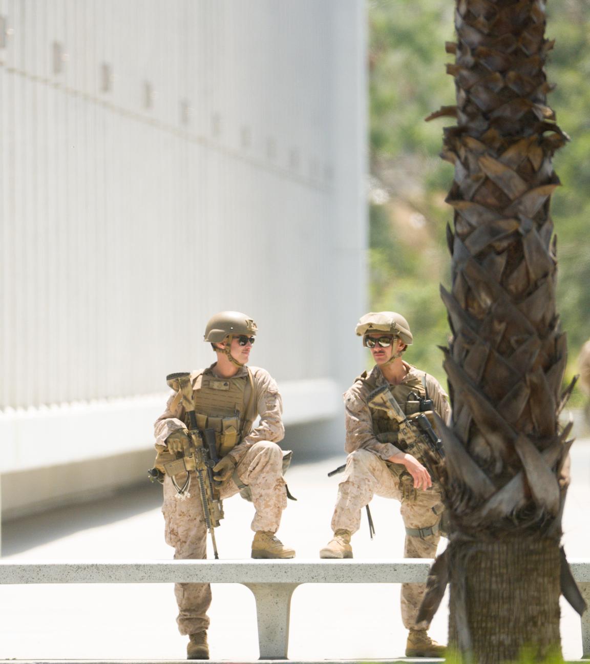 Zwei US-Marines stehen vor einem Behördengebäude in Los Angeles.
