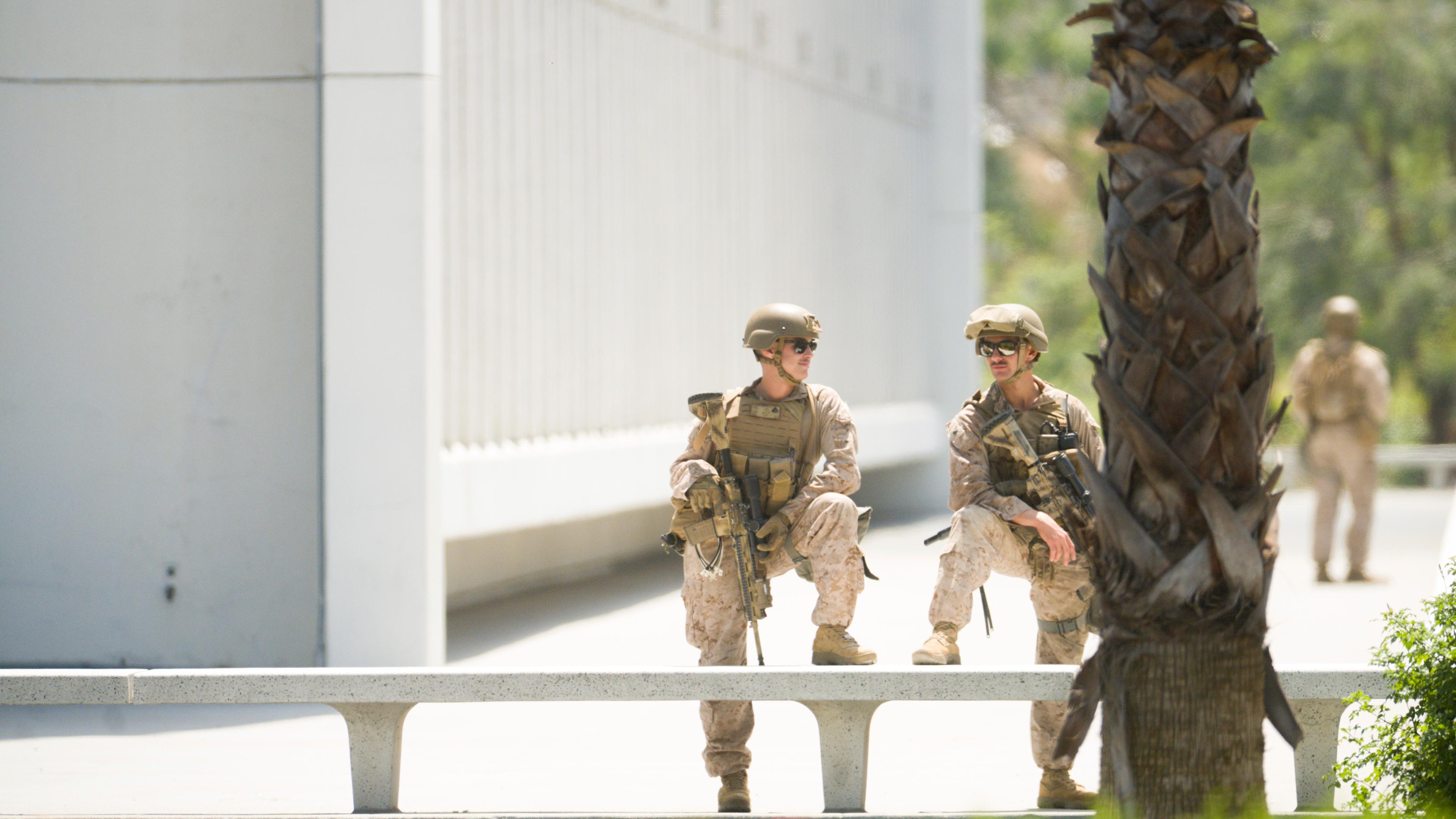 Zwei US-Marines stehen vor einem Behördengebäude in Los Angeles.