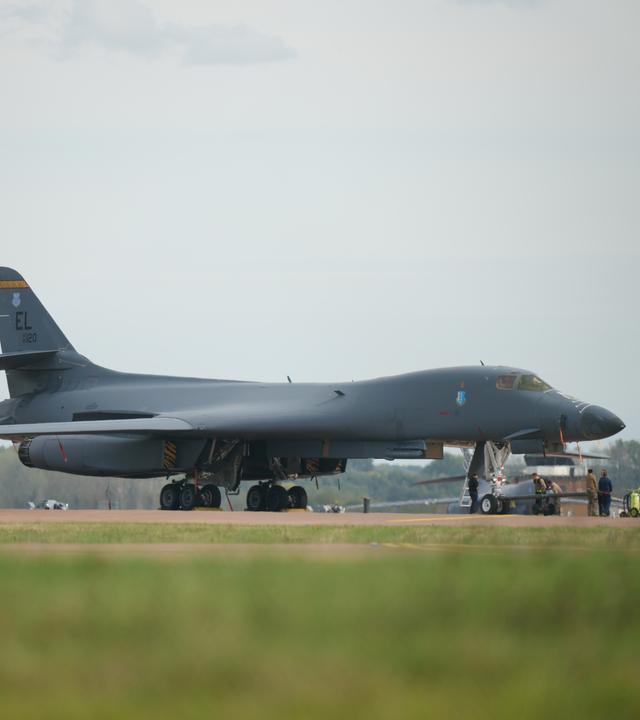Angehörige der US-Luftwaffe arbeiten auf der RAF Fairford, einem Stützpunkt der US-Luftwaffe in Fairford, England, an einem B-1-Bomber.