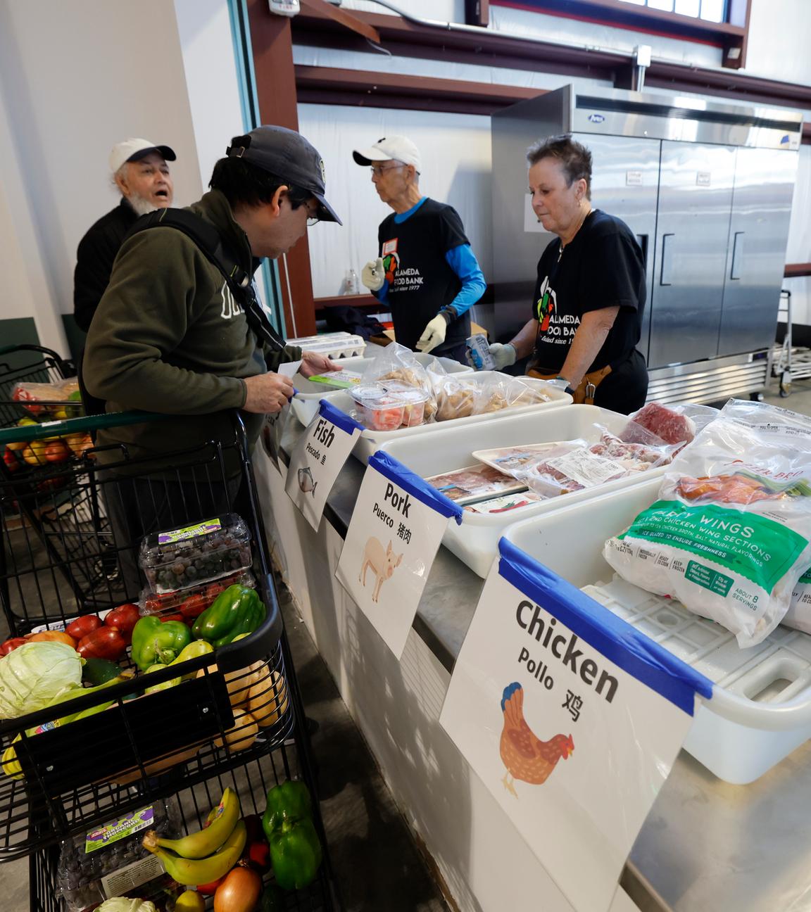 Kunden in einer Lebensmittelbank im kalifornischen Alameda