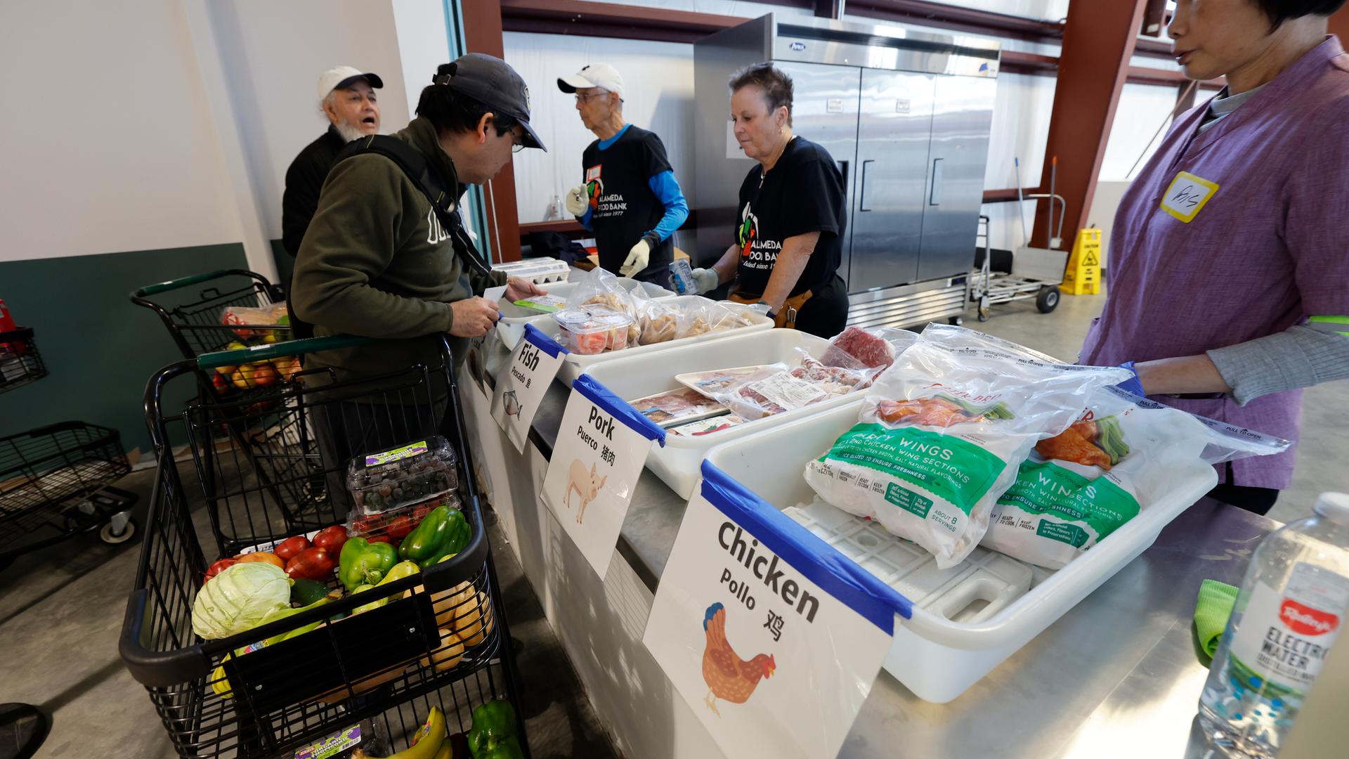 Kunden in einer Lebensmittelbank im kalifornischen Alameda