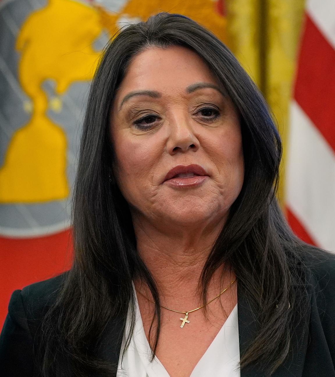 Arbeitsministerin Lori Chavez-DeRemer hört zu, während Präsident Donald Trump mit Reportern spricht.