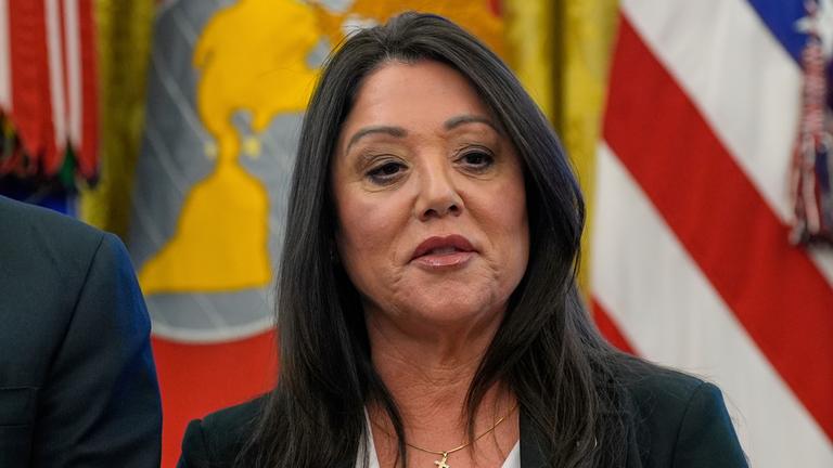 Arbeitsministerin Lori Chavez-DeRemer hört zu, während Präsident Donald Trump mit Reportern spricht.
