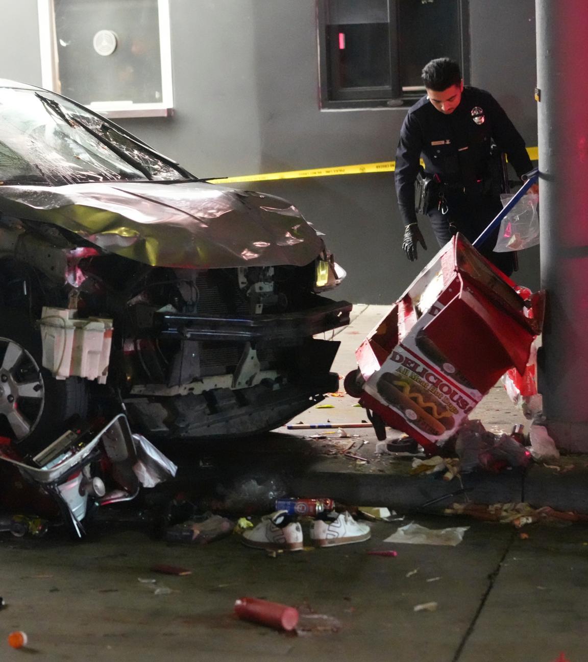 USA, Los Angeles: Beschödigtes Auto wird von der Polizei untersucht nachdem es in eine Menschenmenge gerast ist