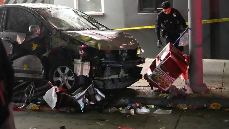 USA, Los Angeles: Beschödigtes Auto wird von der Polizei untersucht nachdem es in eine Menschenmenge gerast ist