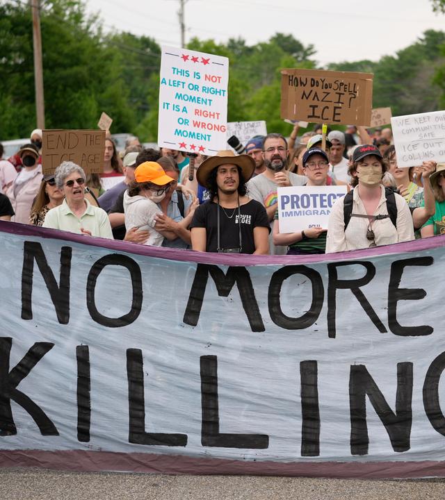 Demonstranten versammeln sich in der Nähe einer Einrichtung der US-Einwanderungs- und Zollbehörde (ICE) in Scarborough, Maine