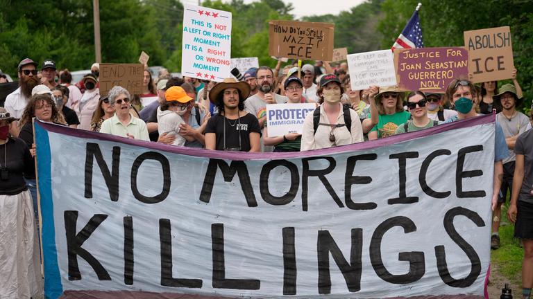 Demonstranten versammeln sich in der Nähe einer Einrichtung der US-Einwanderungs- und Zollbehörde (ICE) in Scarborough, Maine