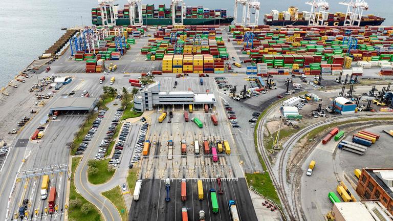 USA, Maryland: Ein Blick auf den Hafen von Baltimore