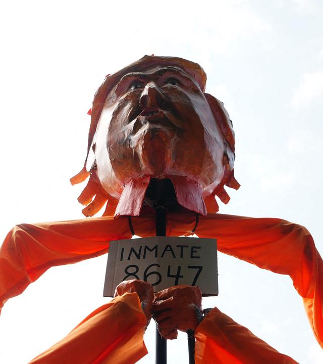 Eine Gipsfigur des US-Präsidenten Donald Trump auf einem Protest-Zug in Amerika.