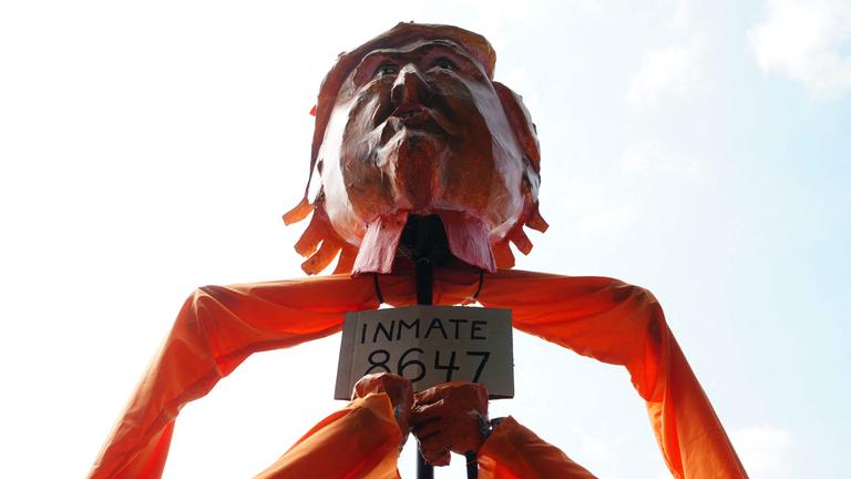 Eine Gipsfigur des US-Präsidenten Donald Trump auf einem Protest-Zug in Amerika.