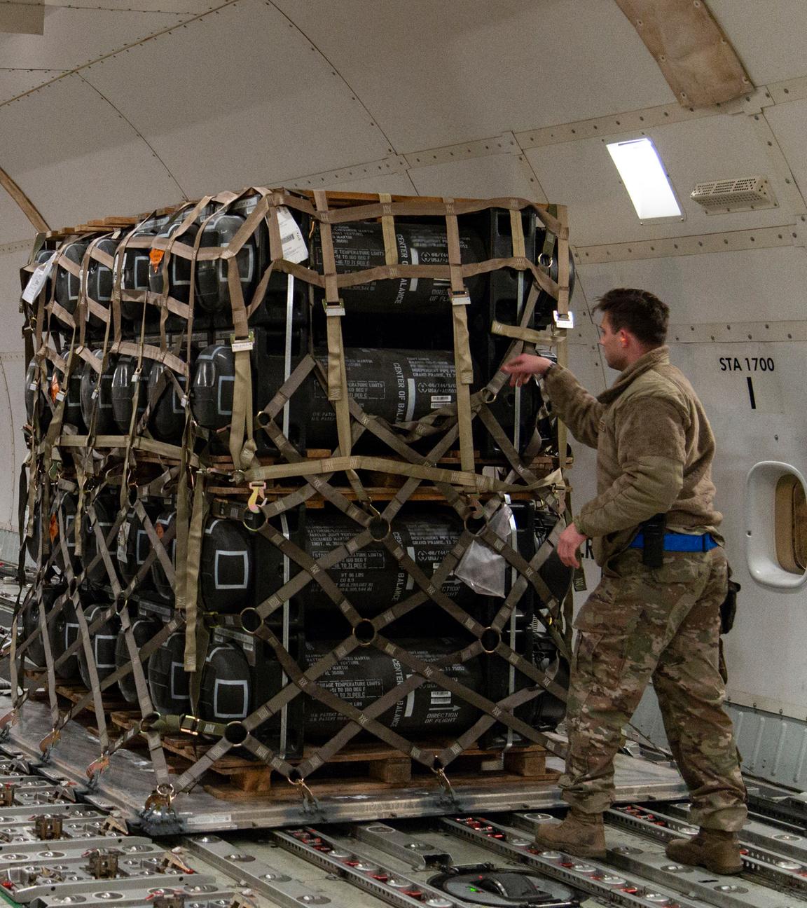 Waffen und Militärmaterial wird in ein Flugzeug der US-Airforce geladen.