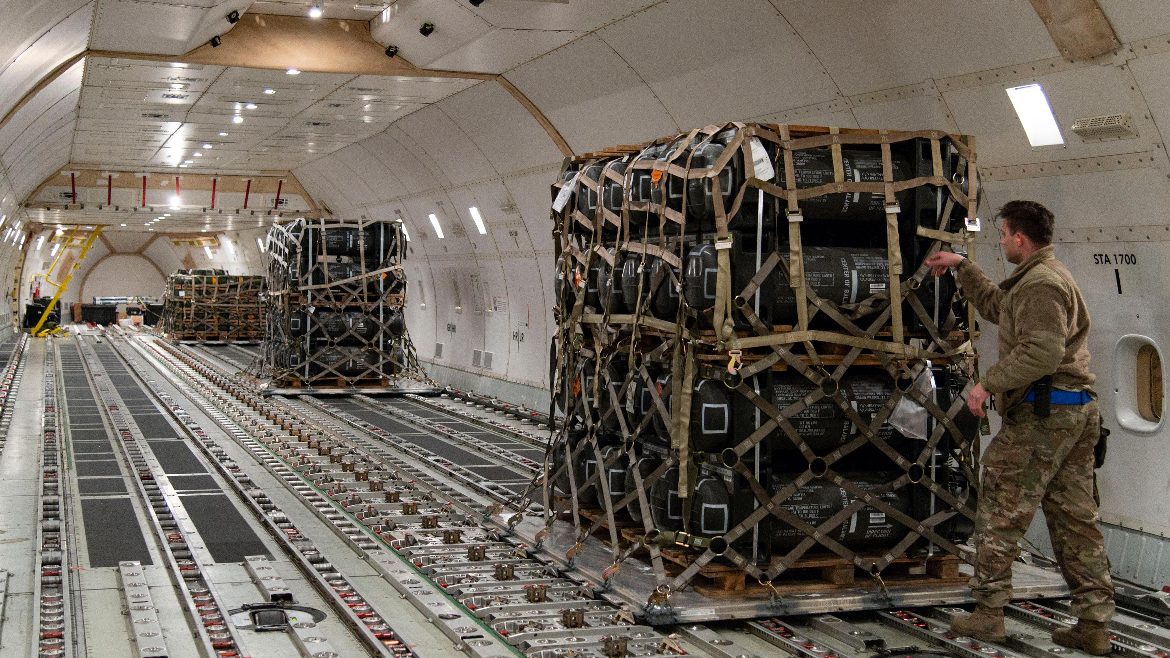 Waffen und Militärmaterial wird in ein Flugzeug der US-Airforce geladen.