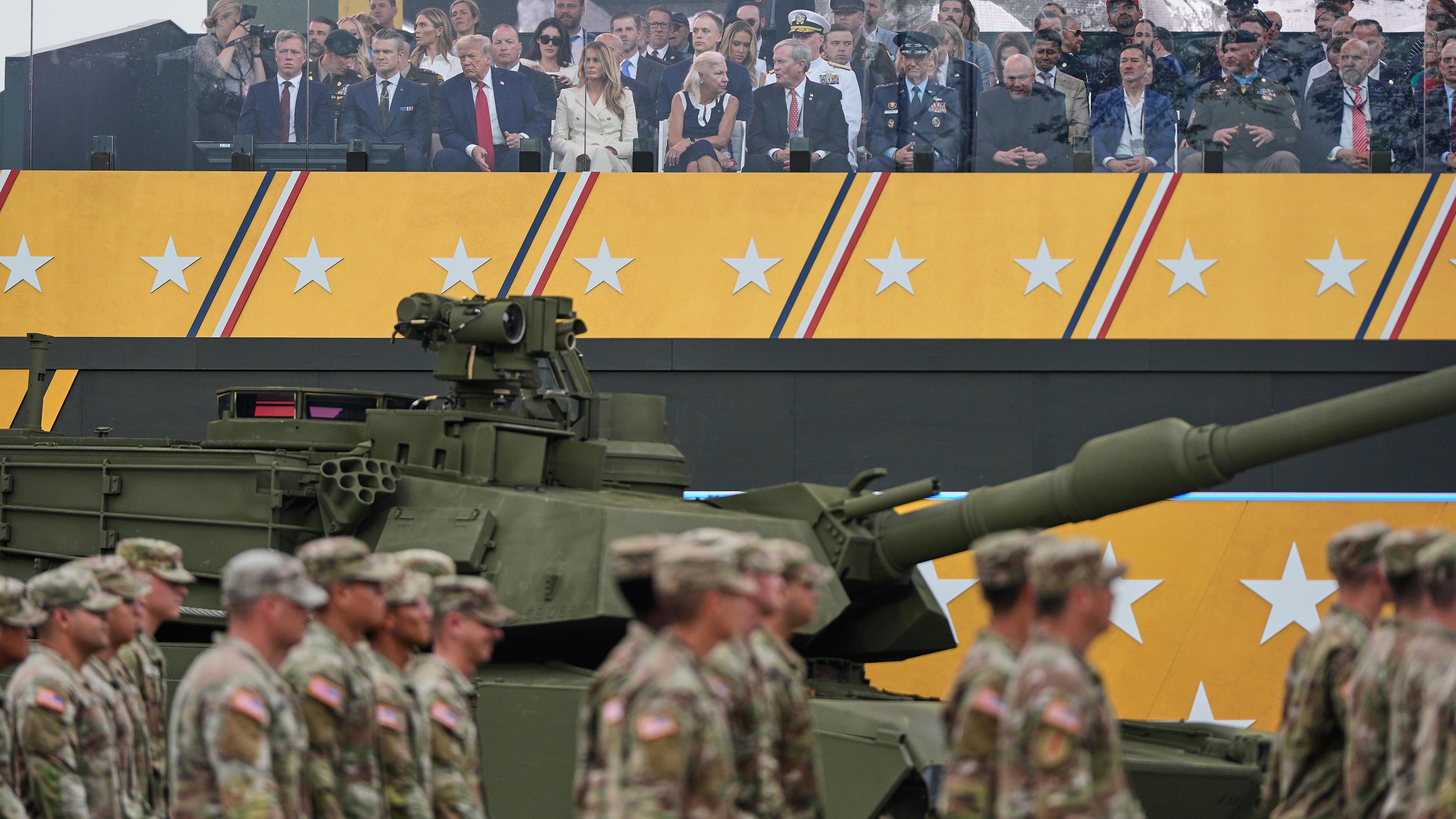 Eine Militärparade anlässlich des 250-jährigen Bestehens des US-Heeres, das mit dem 79. Geburtstag von US-Präsident Trump zusammenfällt. 