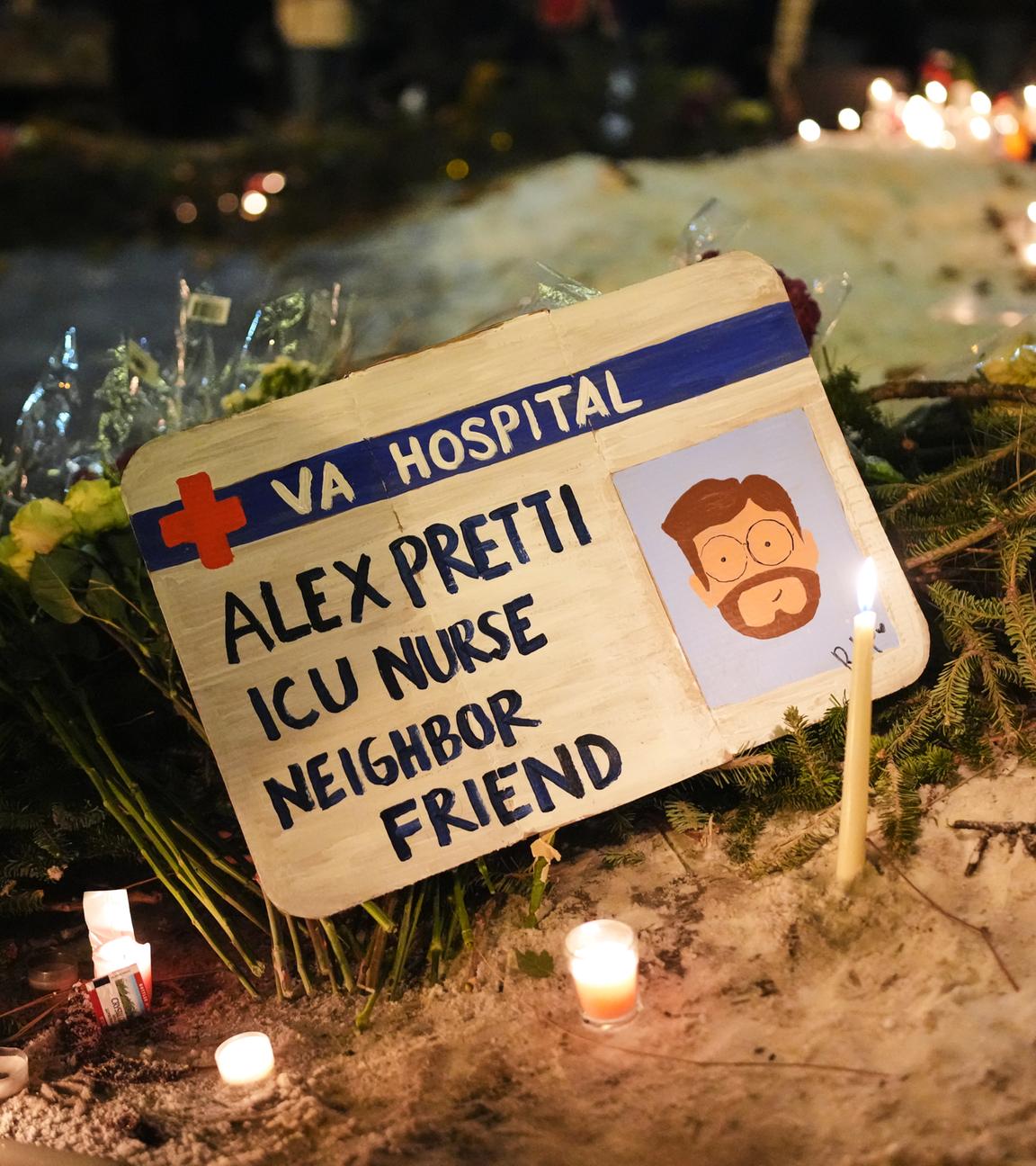 Ein Schild für Alex Pretti, der von ICE-Beamten erschossen wurde, wird während einer Mahnwache in Minneapolis gezeigt