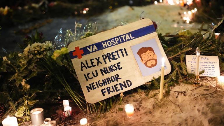 Ein Schild für Alex Pretti, der von ICE-Beamten erschossen wurde, wird während einer Mahnwache in Minneapolis gezeigt