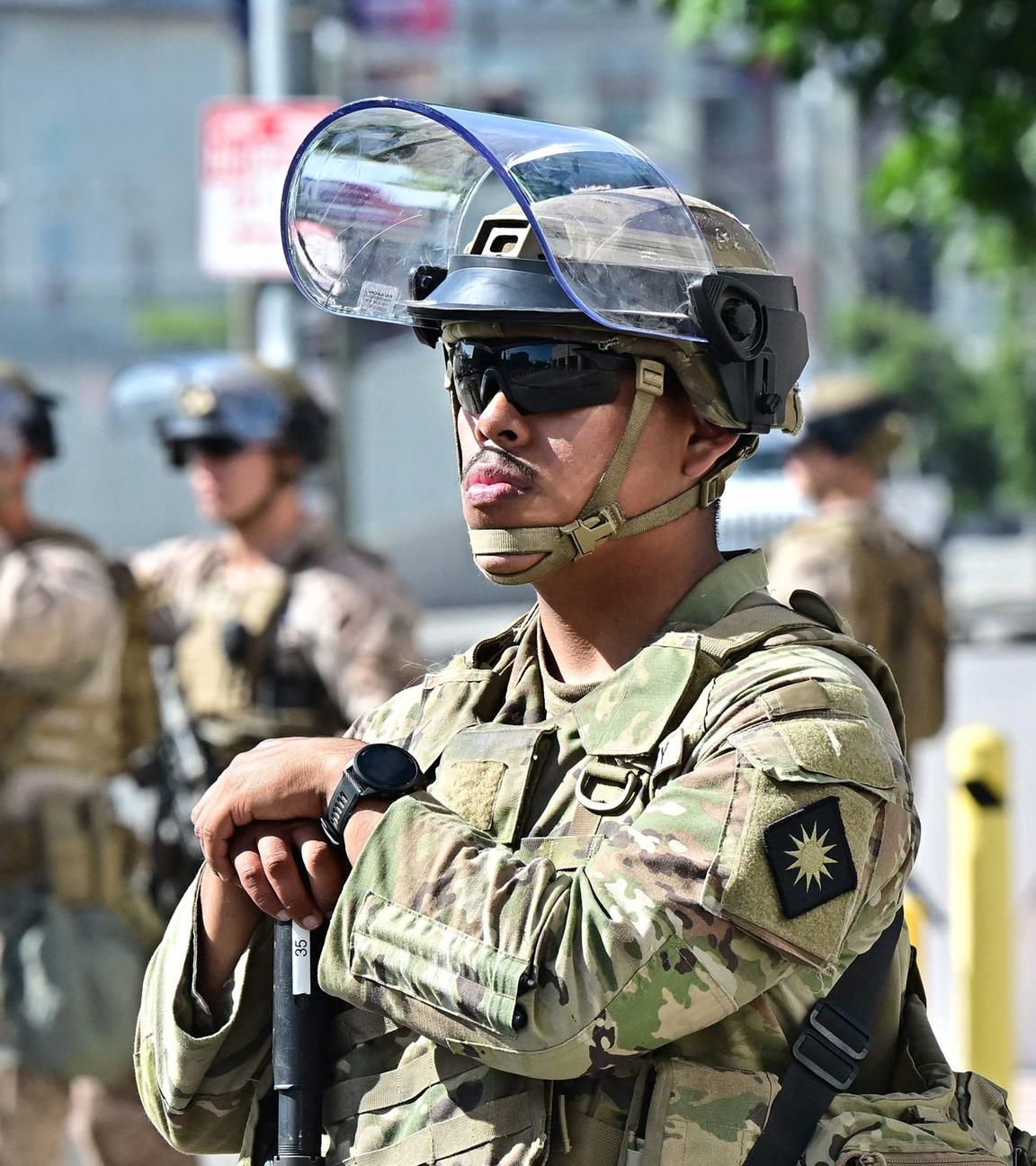 Mehrere Soldaten der Nationalgarde stehen für einem Bundesgebäude in Los Angeles