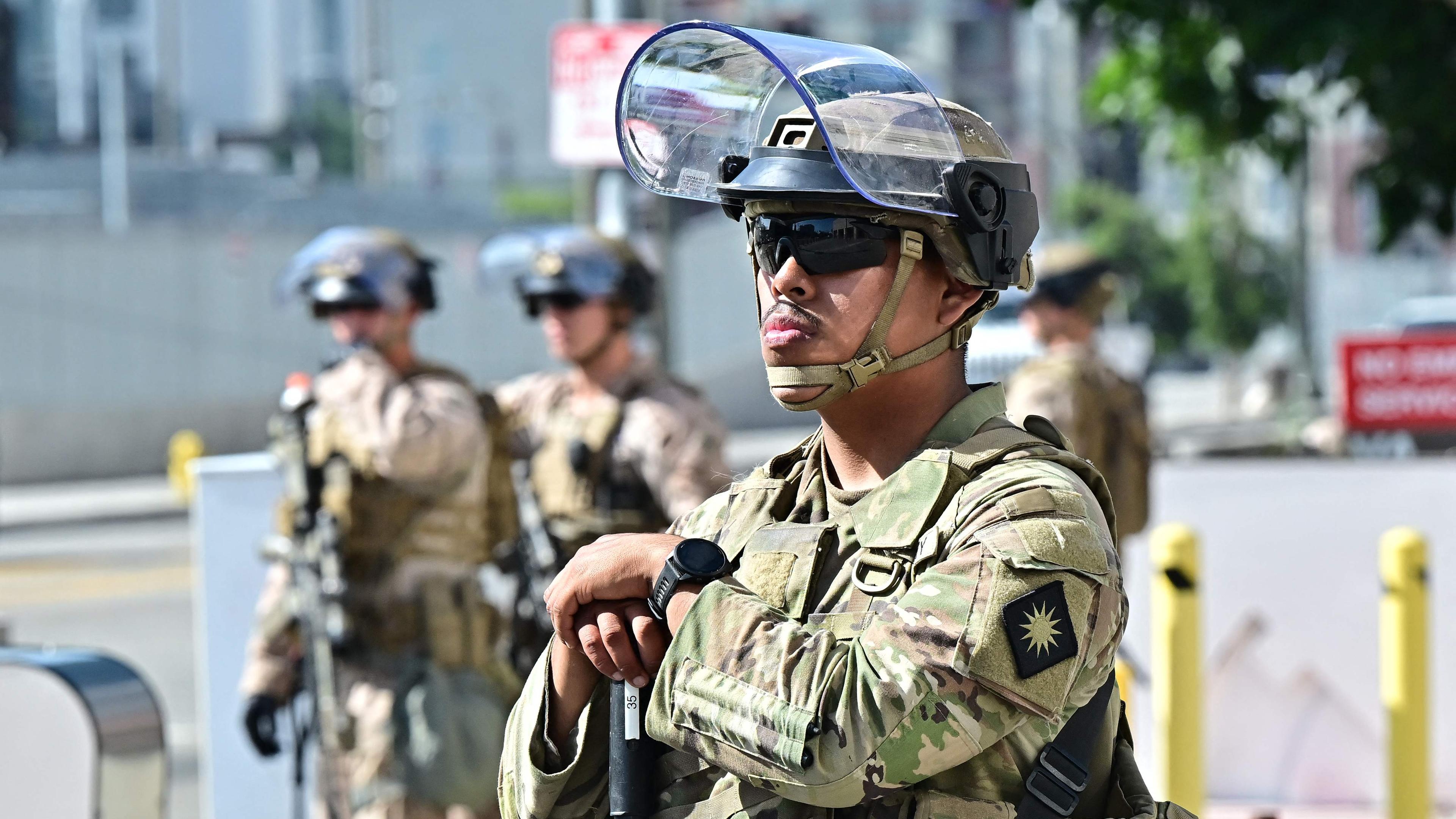 Mehrere Soldaten der Nationalgarde stehen für einem Bundesgebäude in Los Angeles