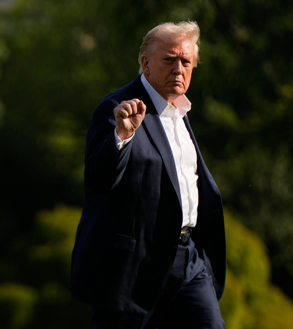 Präsident Donald Trump hebt die Faust als er am Weißen Haus in Washington am 26.09.2025 ankommt.