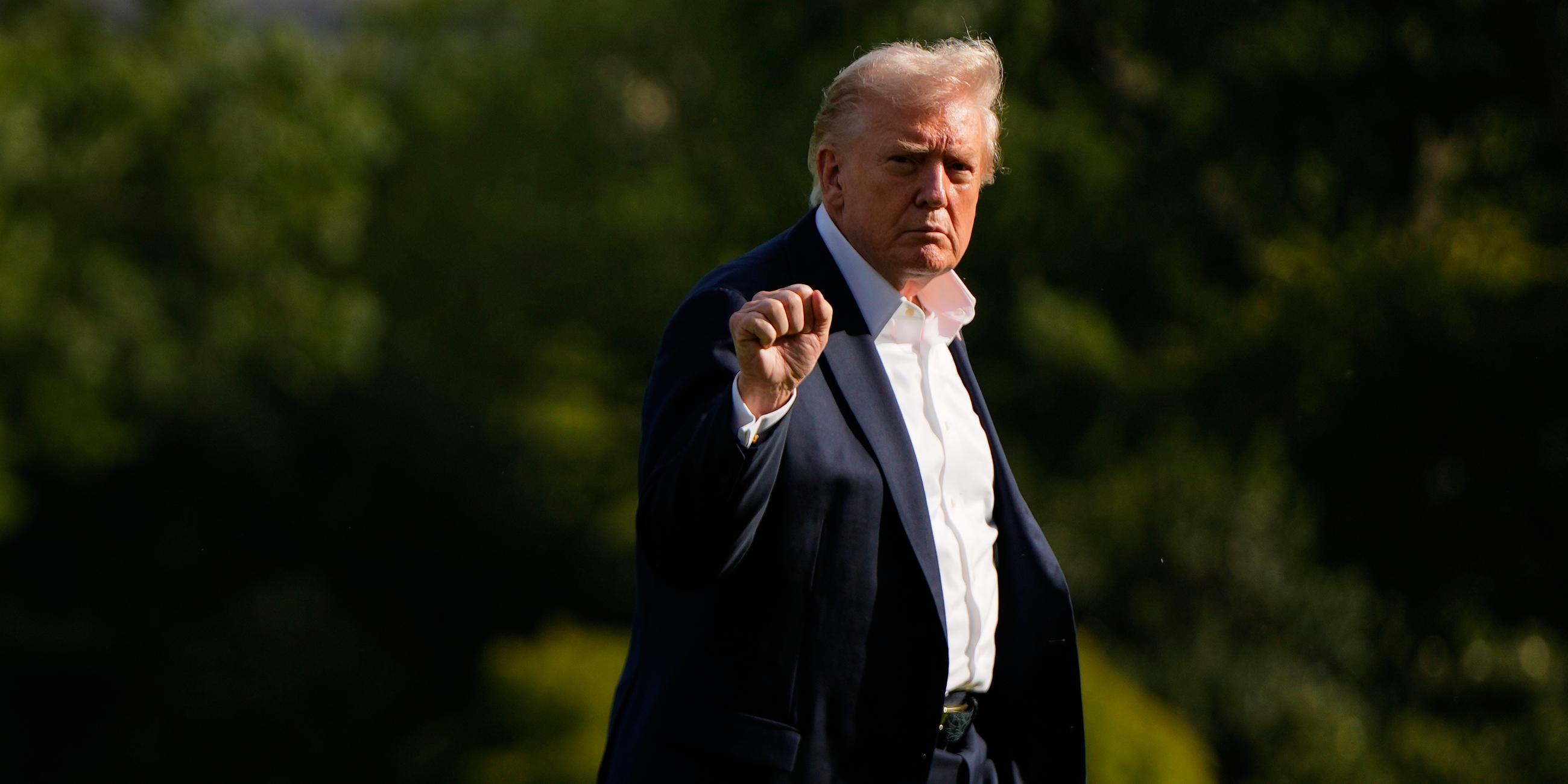 Präsident Donald Trump hebt die Faust als er am Weißen Haus in Washington am 26.09.2025 ankommt.