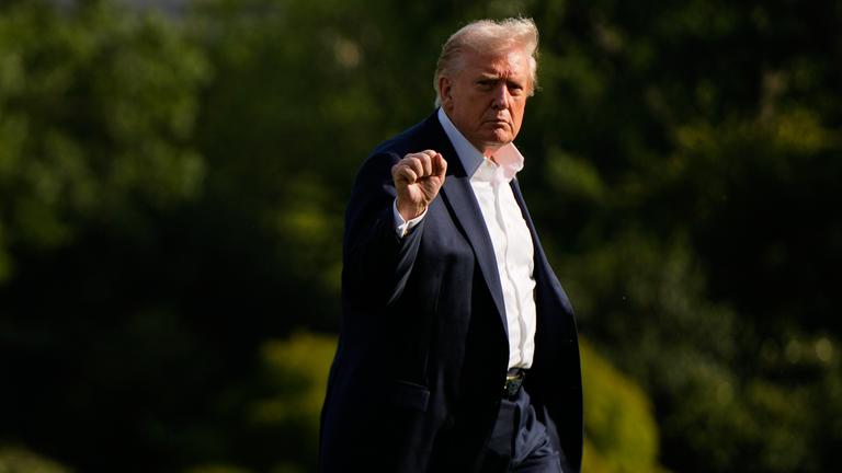 Präsident Donald Trump hebt die Faust als er am Weißen Haus in Washington am 26.09.2025 ankommt.