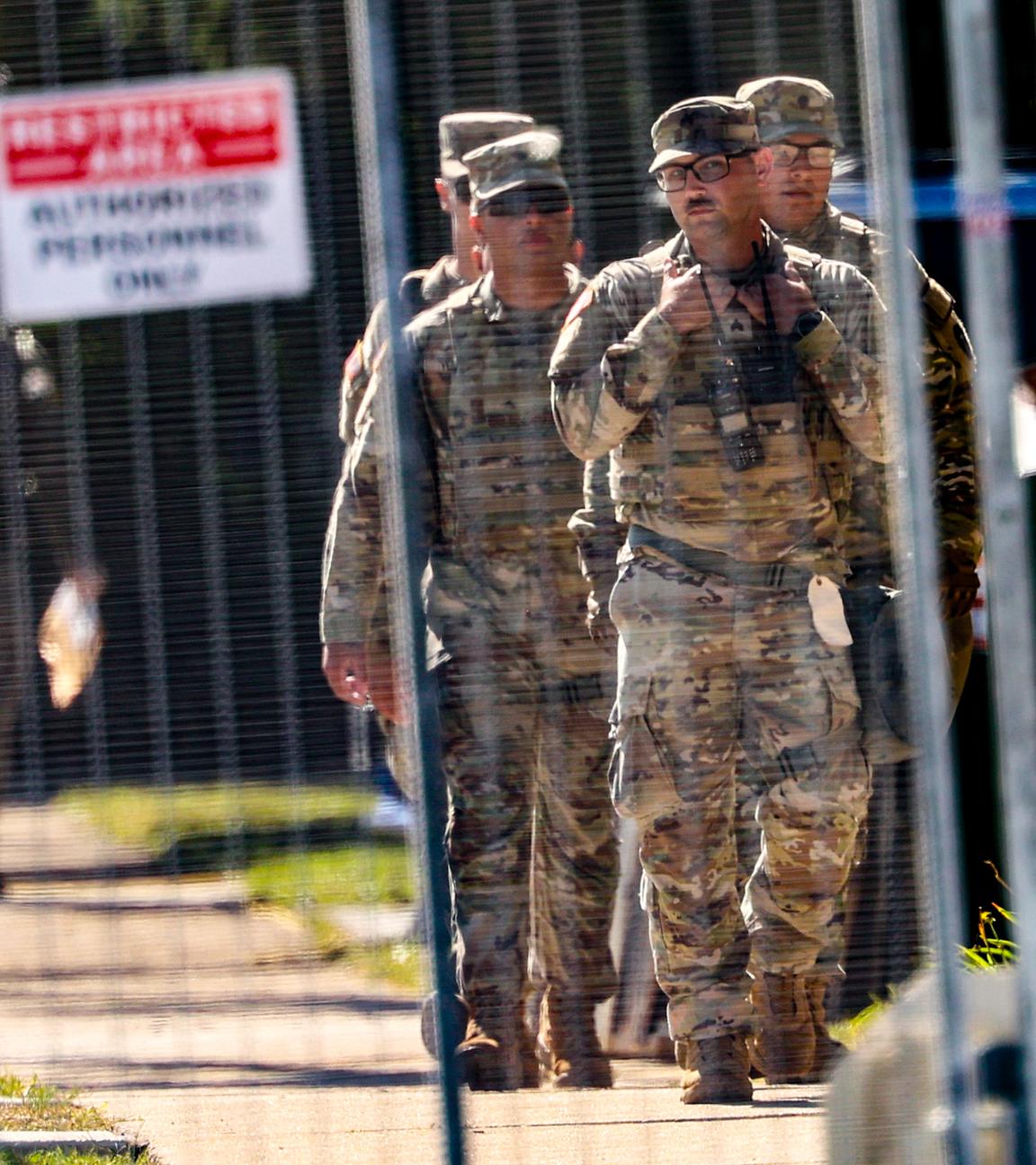 Mitglieder der texanischen Nationalgarde gehen vor dem ICE-Verarbeitungszentrum in Broadview in der Nähe von Chicago.