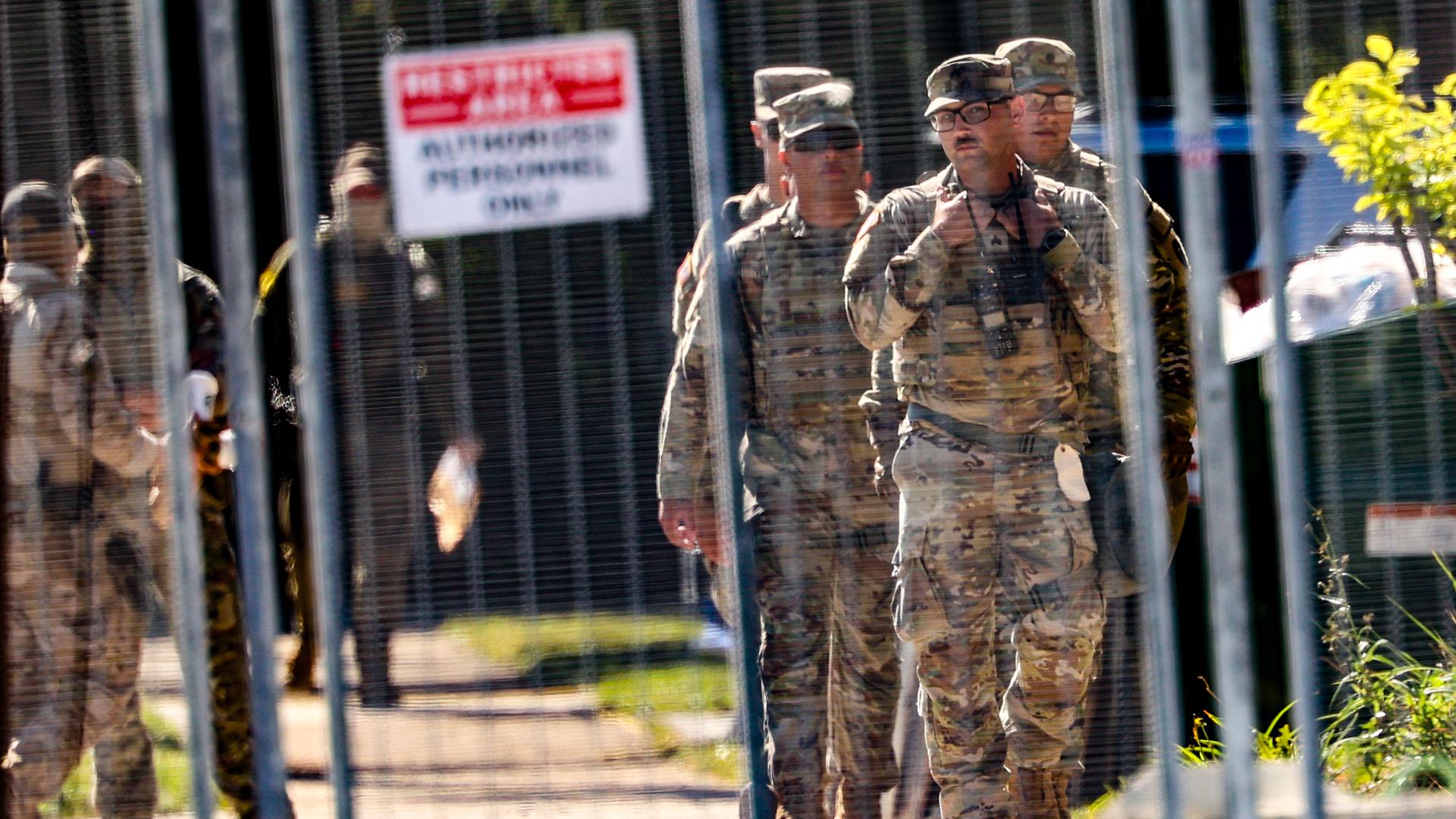 Mitglieder der texanischen Nationalgarde gehen vor dem ICE-Verarbeitungszentrum in Broadview in der Nähe von Chicago.