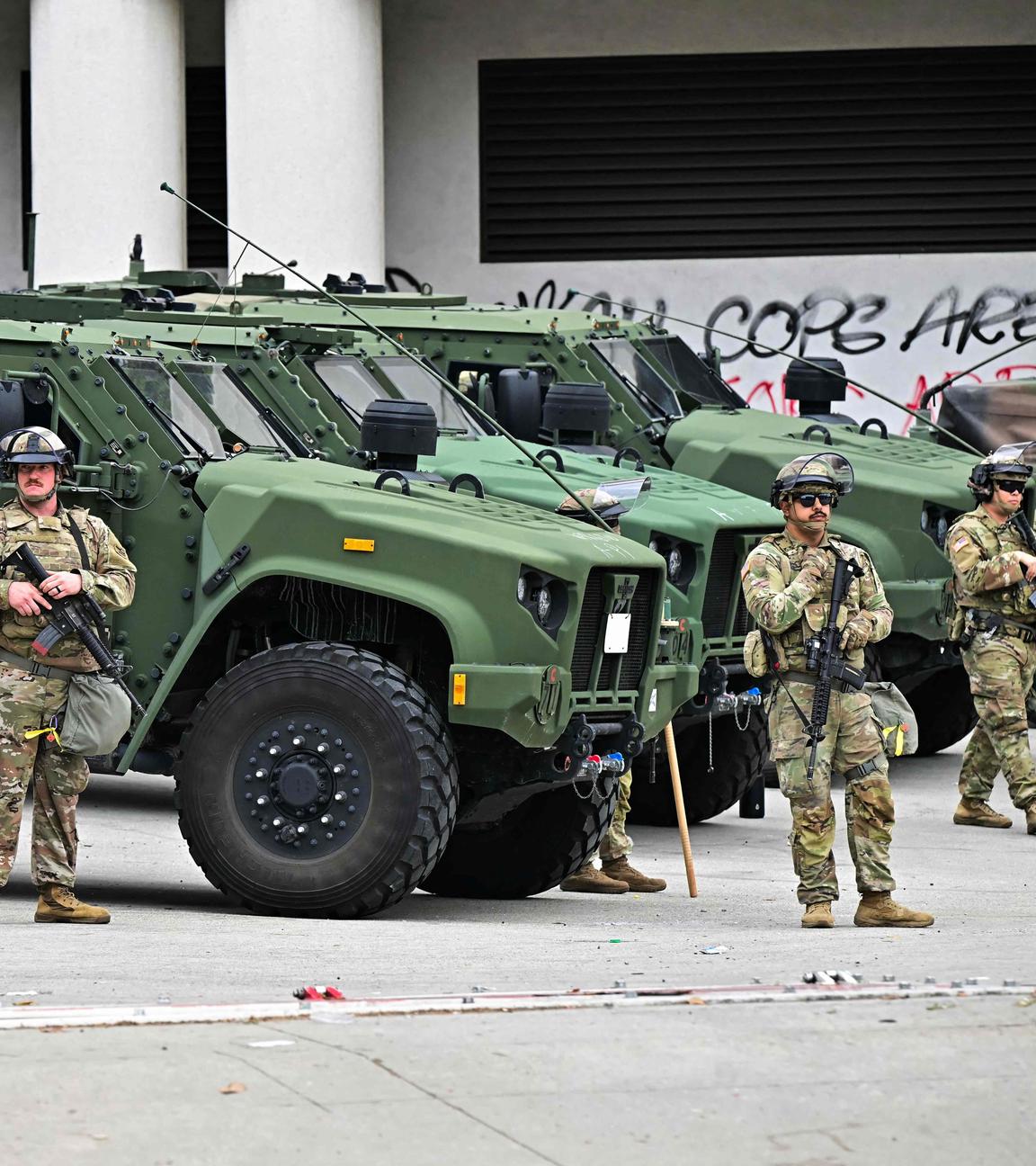 Mitglieder der Nationalgarde stehen am 8. Juni 2025 vor dem Bundesgebäude in der Innenstadt von Los Angeles, Kalifornien, Wache.