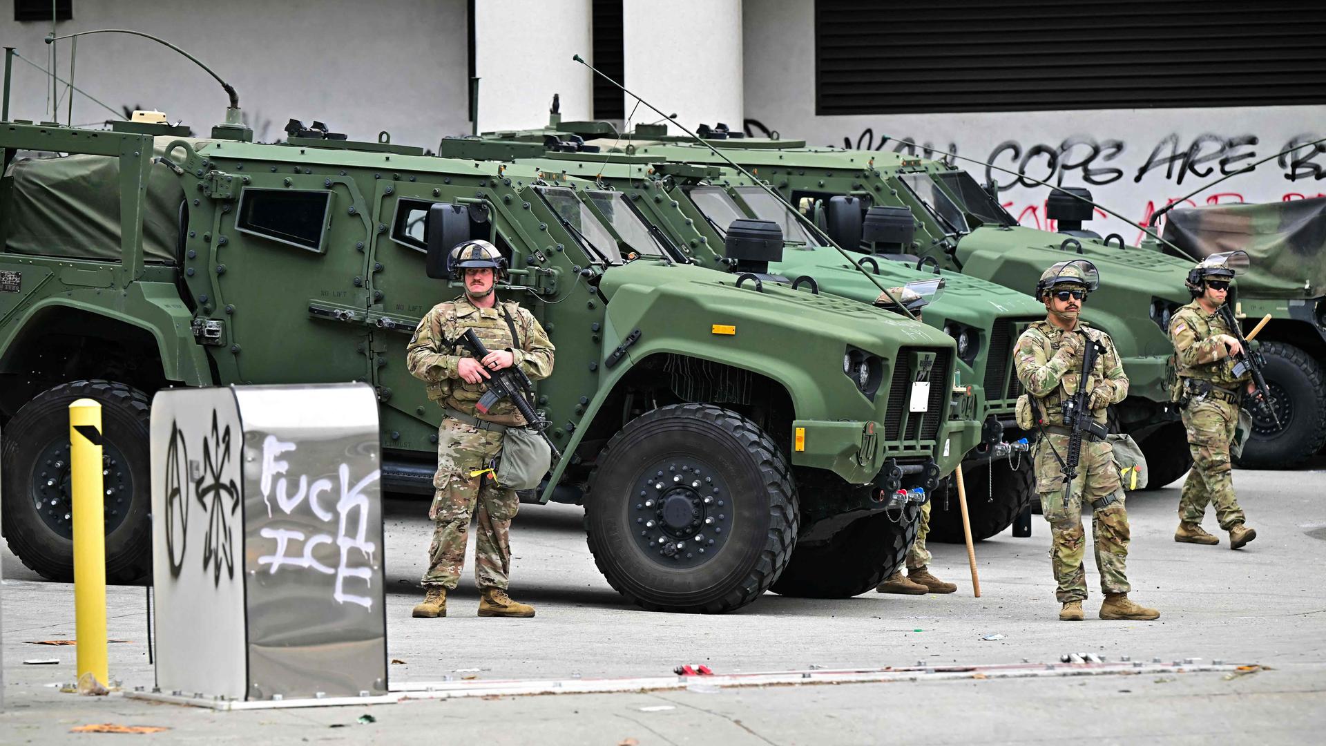 Mitglieder der Nationalgarde stehen am 8. Juni 2025 vor dem Bundesgebäude in der Innenstadt von Los Angeles, Kalifornien, Wache.