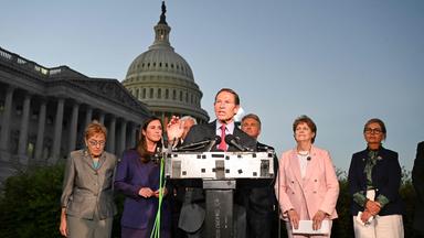 US-Senator Richard Blumenthal spricht vor dem Kapitol.