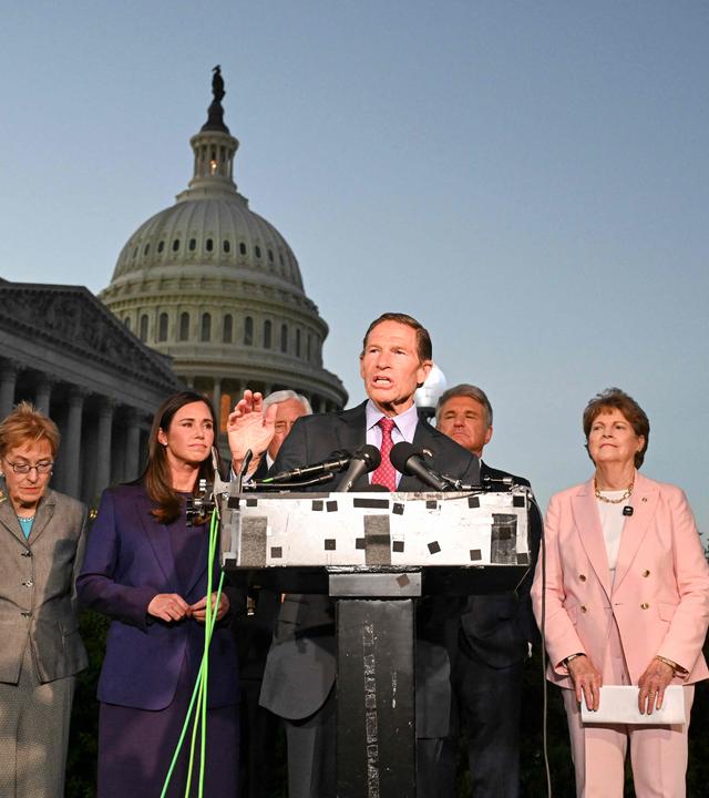 US-Senator Richard Blumenthal spricht vor dem Kapitol.