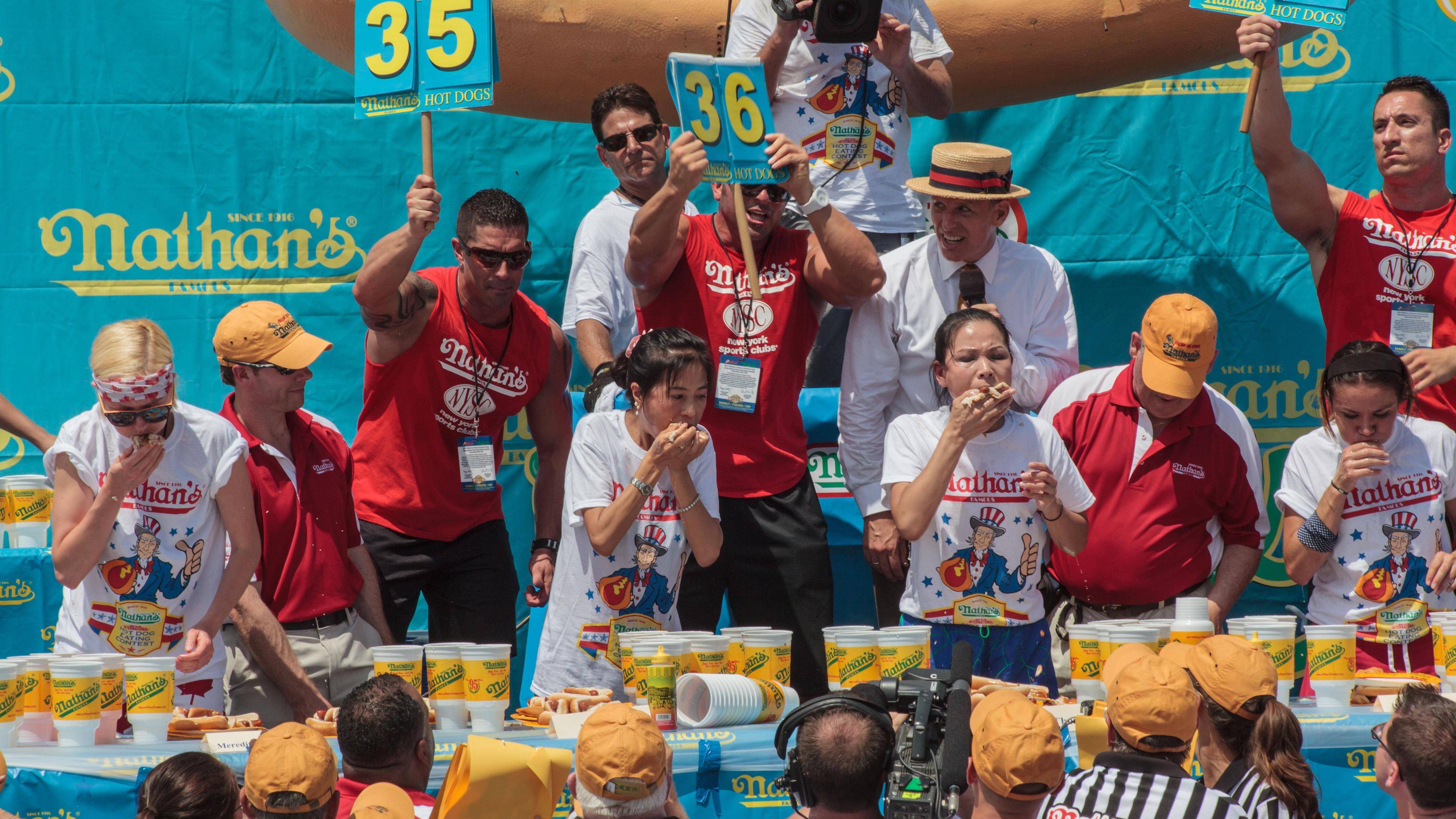 USA, New York, Hotdog-Wettessen