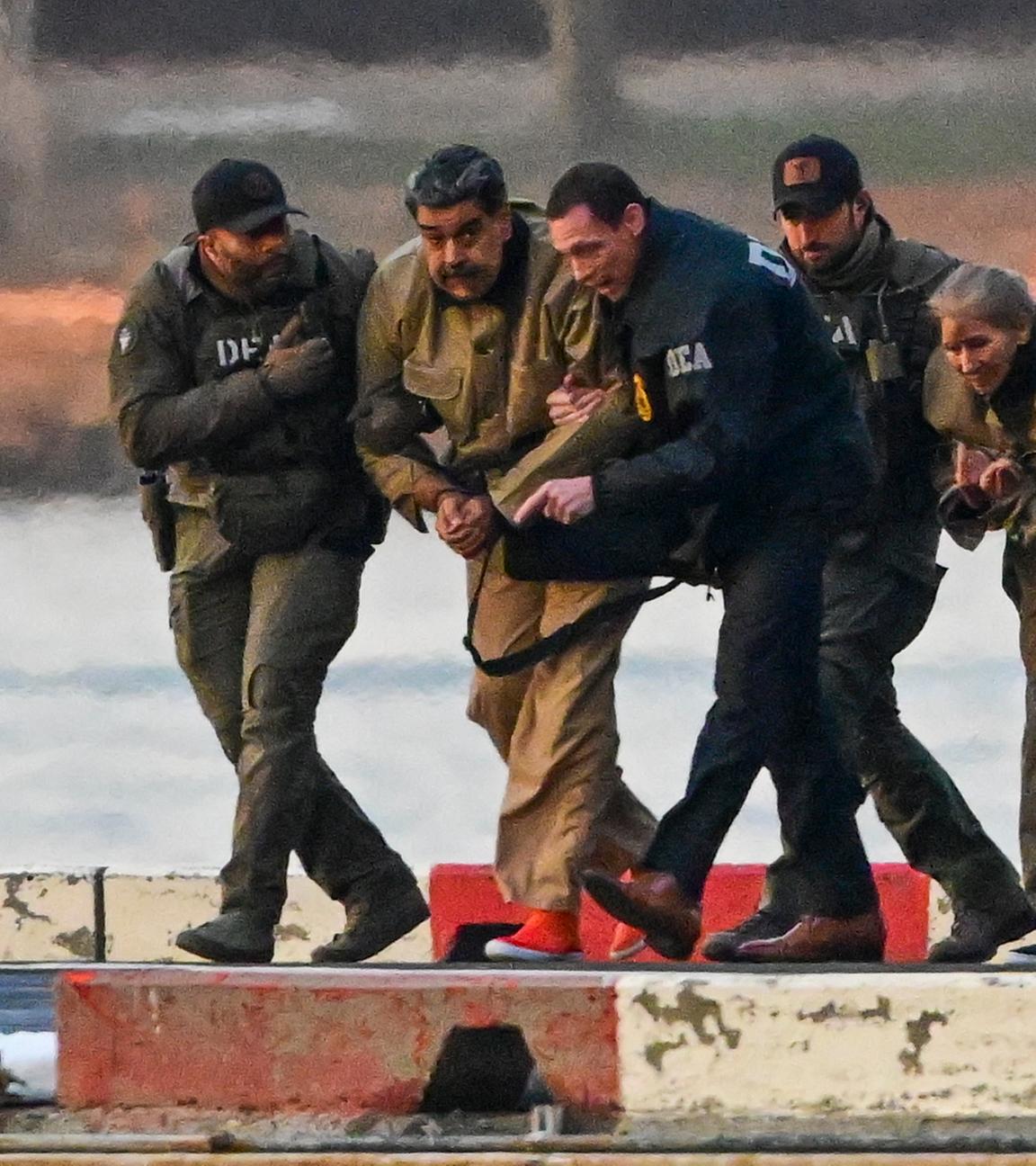 Der gefangengenommene venezolanische Präsident Nicolás Maduro und seine Frau Cilia Flores treffen auf dem Hubschrauberlandeplatz an der Wall Street ein, während sie zum Bundesgericht in New York transportiert werden, um dort angeklagt zu werden.