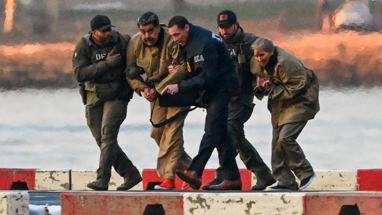 Der gefangengenommene venezolanische Präsident Nicolás Maduro und seine Frau Cilia Flores treffen auf dem Hubschrauberlandeplatz an der Wall Street ein, während sie zum Bundesgericht in New York transportiert werden, um dort angeklagt zu werden.