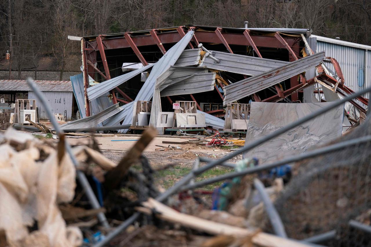 Ein zerstörtes Gebäude in Asheville, North Carolina - sechs Monate nach Hurricane Helene kommt der Wiederaufbau nur schleppend voran.