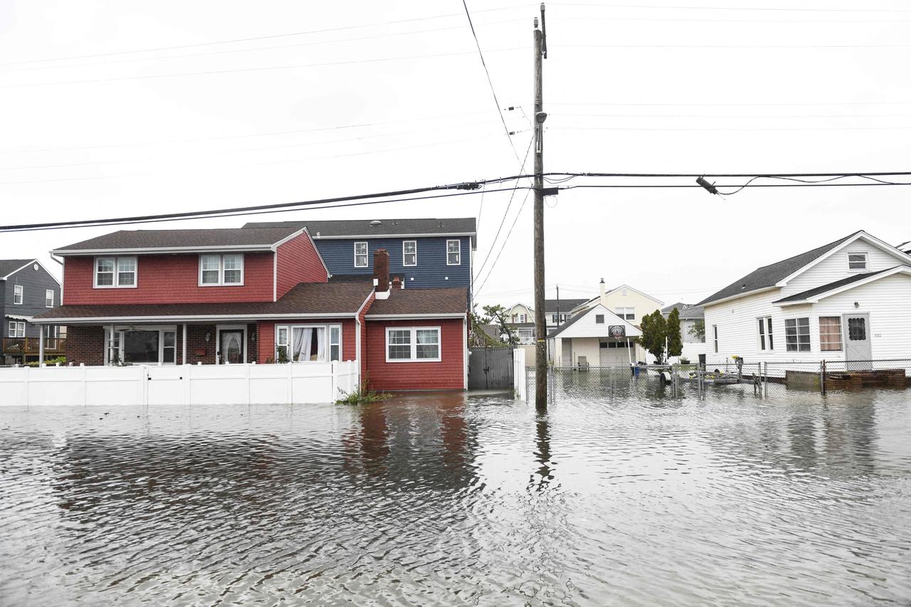 USA: Eine überflutete Straße in Atlantic City, New Jersey.
