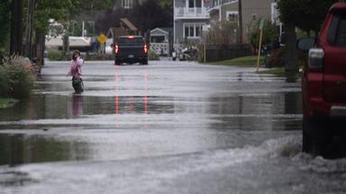 USA: Die Straßen der Araca Road in Babylon, New York, sind überflutet