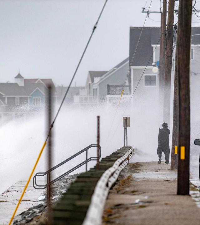 USA, Massachusetts: Sturmwellen schlagen an das Ufer in Scituate