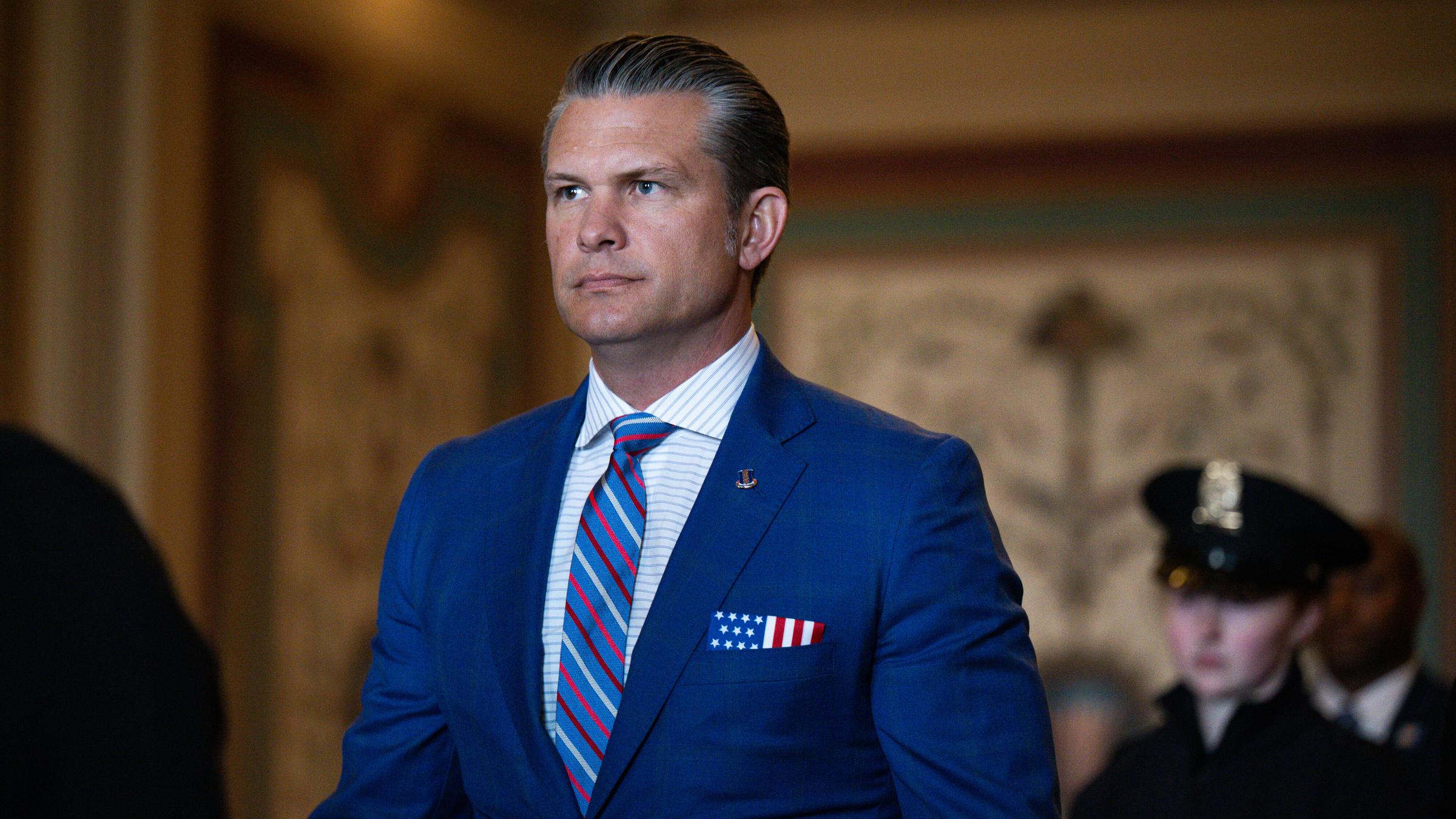 US-Verteidigungsminister Pete Hegseth betritt ein Treffen mit Mitgliedern des Kongresses.