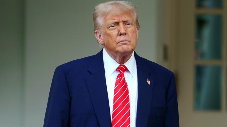 US-Präsident Donald Trump spricht zu den Medien vor dem Westflügel des Weißen Hauses in Washington