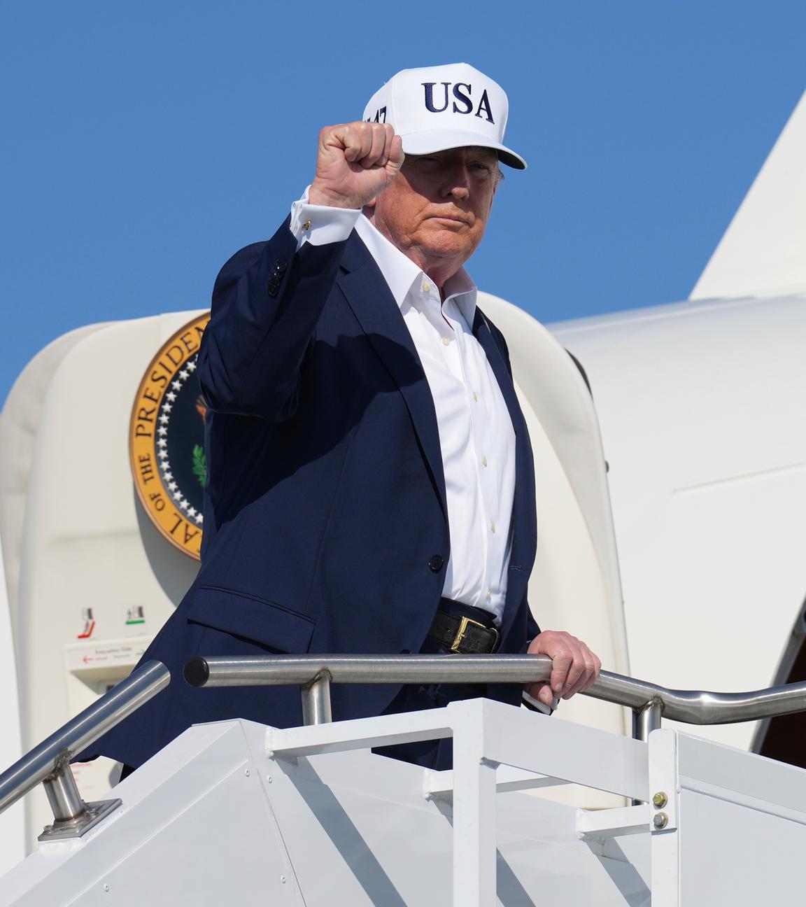 US-Präsident Donald Trump gestikuliert, als er am Morristown Municipal Airport in Morristown, N.J., in die Air Force One einsteigt