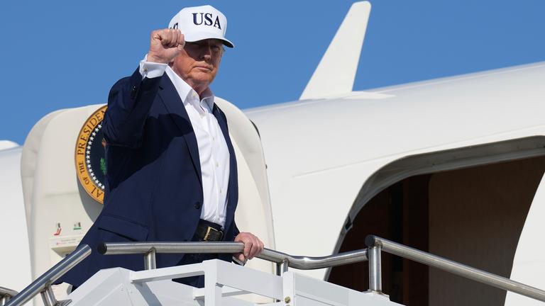 US-Präsident Donald Trump gestikuliert, als er am Morristown Municipal Airport in Morristown, N.J., in die Air Force One einsteigt