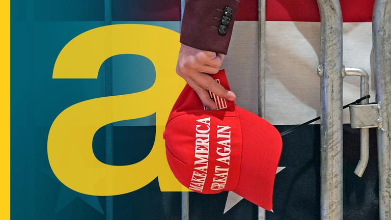 Trump Fan hält MAGA-Kappe