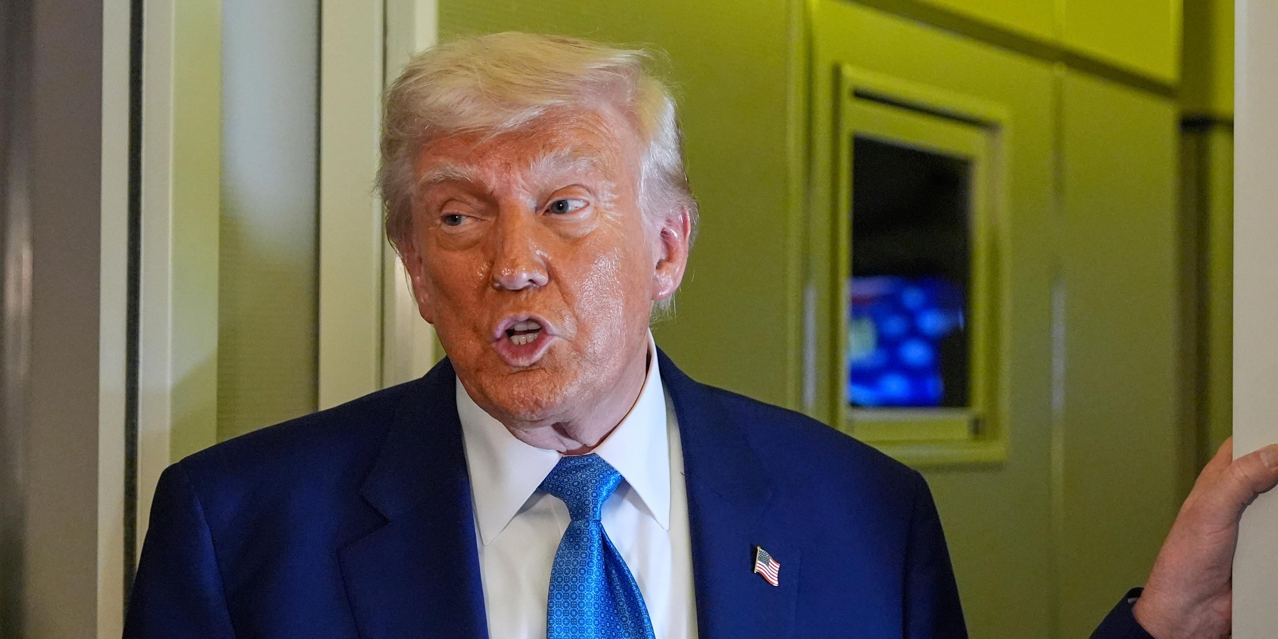 US-Präsident Donald Trump spricht in der Air Force One.