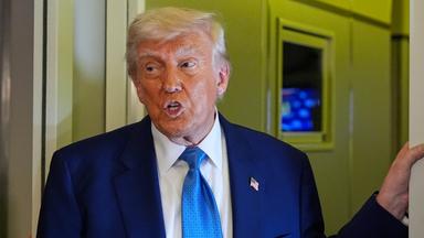 US-Präsident Donald Trump spricht in der Air Force One.