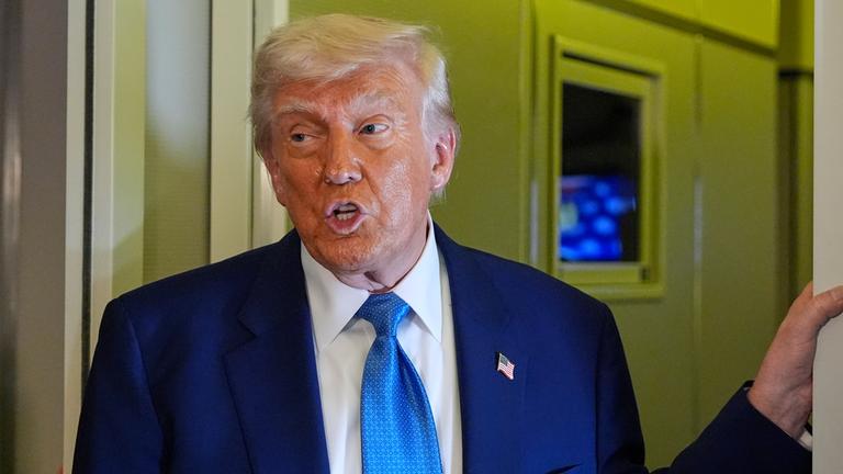 US-Präsident Donald Trump spricht in der Air Force One.