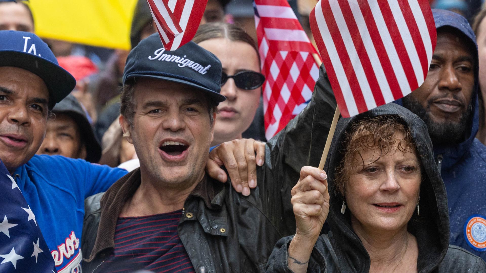 Hulk-Darsteller Mark Ruffalo und Schauspielerin Susan Sarandon nehmen an einem Protest gegen US-Präsident Trump in New York teil.
