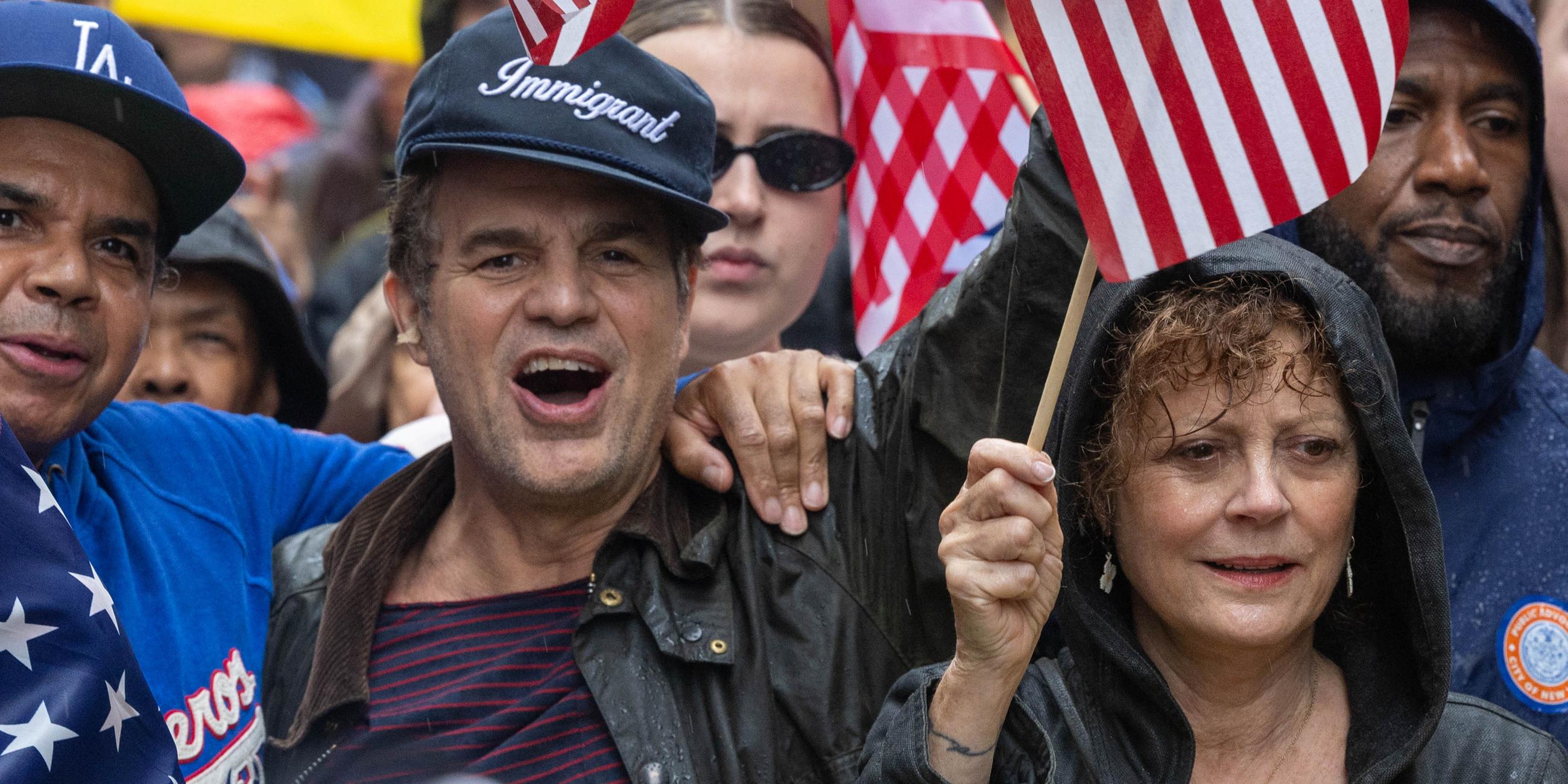Hulk-Darsteller Mark Ruffalo und Schauspielerin Susan Sarandon nehmen an einem Protest gegen US-Präsident Trump in New York teil.